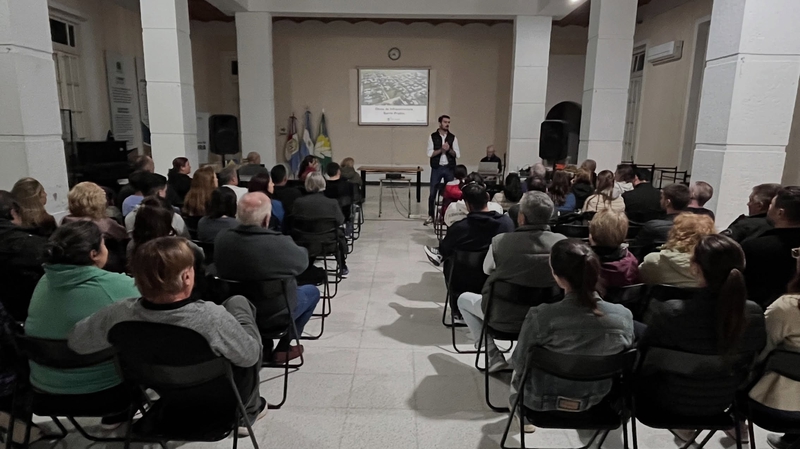 REUNIÓN INFORMATIVA POR LA OBRA DE CORDÓN CUNETA EN BARRIO PRADOS