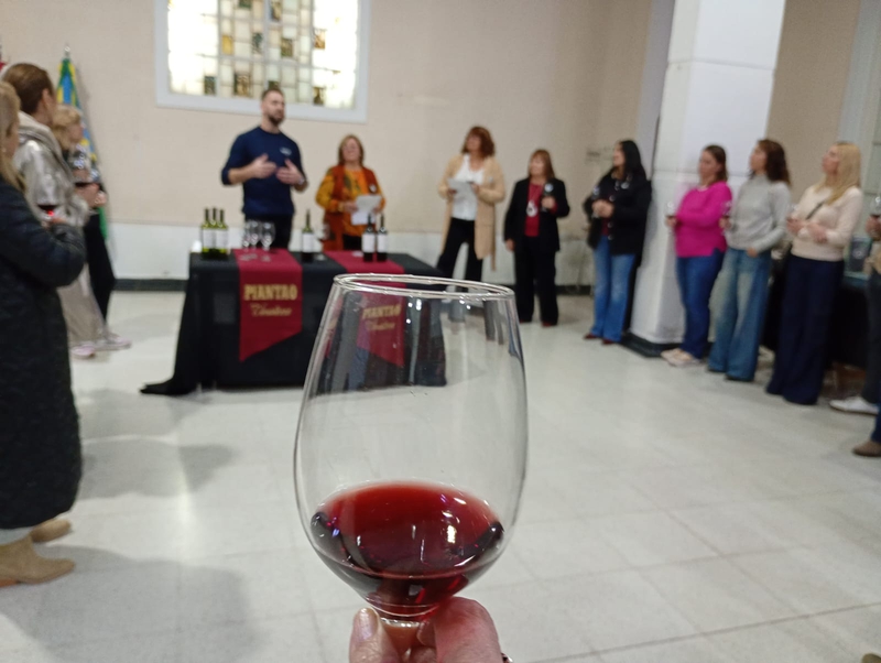 EXITOSA CATA DE VINOS EN SAN VICENTE
