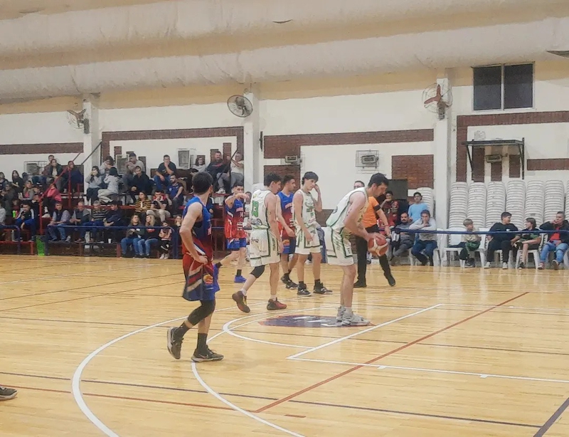 BASQUET DEL OESTE: AMERICANO FUE MÁS Y DERROTÓ AL VERDE SOBRE EL FINAL DEL PARTIDO.
