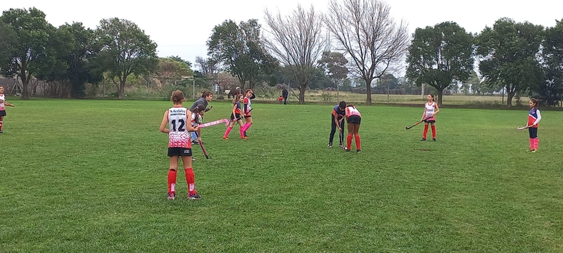 HOCHEY FEMENINO - Encuentro en la cancha del Tricolor SUB 10 Y SUB 12.