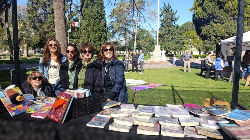 PICNIC LITERARIO - LA BIBLIOTECA DICE PRESENTE.