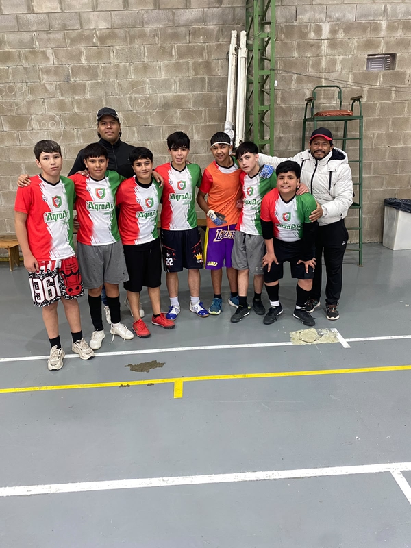 VECINAL SAN CAYETANO: DEBUT DE LOS PIBES.