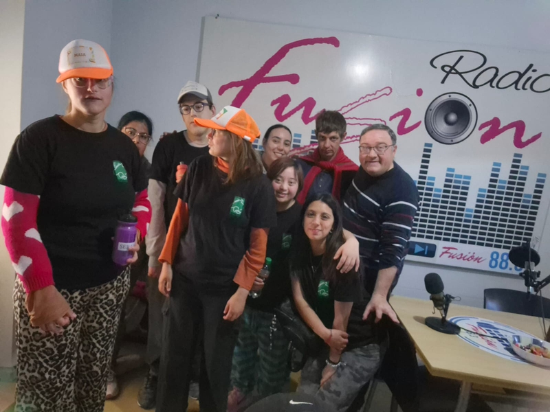 LOS CHICOS DE LA ASOCIACIÓN CIVIL PASITO A PASO ESTUVERON EN LA RADIO.