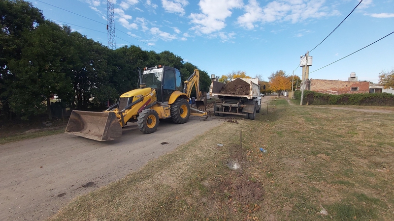 ANGELICA: COMENZARON LOS TRABAJOS DE CORDON CUNETA EN SECTOR OESTE POR CALLE J.INGENIEROS