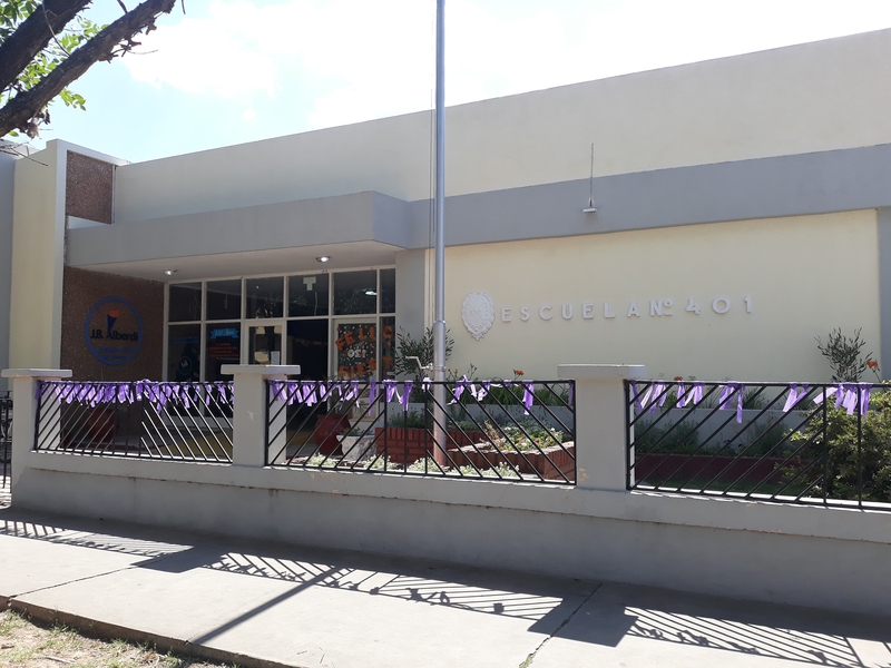 Retiro de Certificados de egresados en la Escuela N° 401.